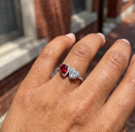 Anillo corazón y diamante lágrima rojo
